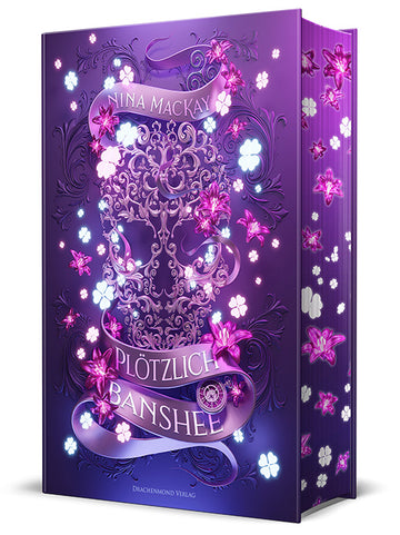 Das Cover zeigt mittig einen großen Totenkopf, der aus Verzierungen gebildet wurde. Autorin und Titel stehen auf einer Banderole, die sich unten und oben des Totenkopfes darum windet. Pinke und weiße Blüten sind überall zu sehen. Der Hintergrund des Covers ist in unterschiedlichen Violetttönen gehalten.